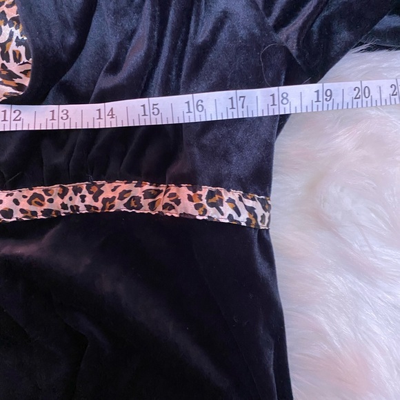 Cinema etoile black velvet robe size medium Nwt - Picture 9 of 10